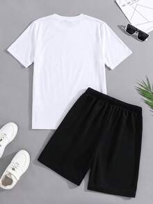 SHEIN 2件組青少年男孩可愛卡通熊印花短袖T恤與黑色短褲，夏季街頭生活休閒圖案街頭時尚，日常穿搭套裝 - 黑與白 - 查看 6