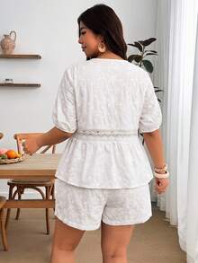 Enliva Bộ hai món tay ngắn cổ chữ V thêu thanh lịch size lớn, phù hợp cho phụ nữ size lớn, bộ quần short trắng đục lỗ mùa xuân/hè, dành cho dáng người quả táo và tròn trịa - trắng - Xem 2