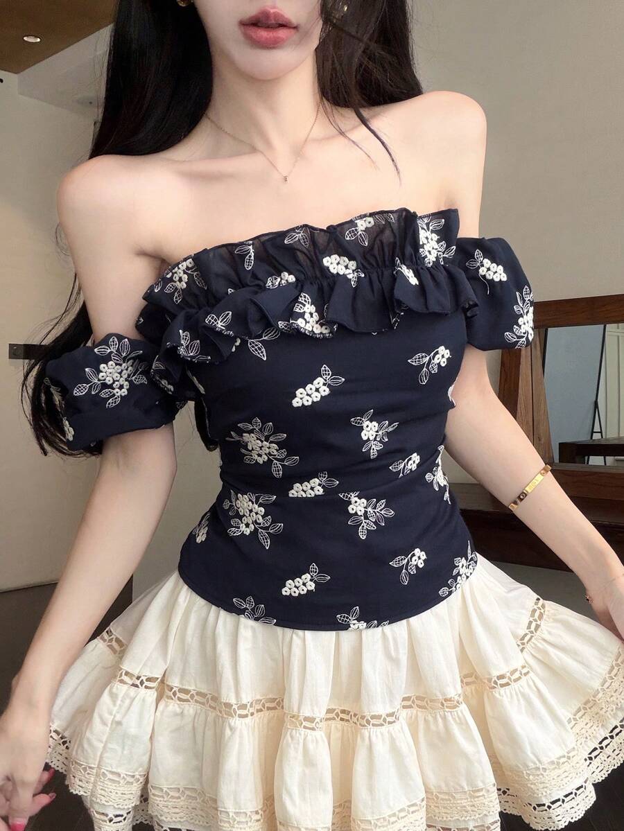 DAZY Áo blouse nữ ôm sát trễ vai bèo nhún thêu hoa - Màu xanh hải quân - Xem 1