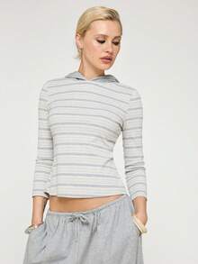 COUREZ Langarm leichte Kapuzenjacke in Streifenoptik/Y2K Sommer Outfits für Frauen, graue Oberteile für Ausgeh-Outfits, Langarm Oberteile, Casual Outfits, gestreifte Oberteile, süße Oberteile, Party Outfits, Festival Oberteile, Sommerkleidung, Festival Outfits, Frühjahrs Outfits für Frauen - Grau - Übersicht 4
