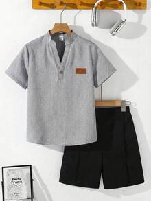 SHEIN 男童休闲V领短袖衬衫短裤套装，舒适时尚，适合日常穿着、上学、郊游、音乐节、假期、海滩度假、夏季休闲、节日庆典以及春夏季节。 - 彩色 - 查看 2