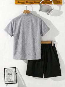 SHEIN 男童休闲V领短袖衬衫短裤套装，舒适时尚，适合日常穿着、上学、郊游、音乐节、假期、海滩度假、夏季休闲、节日庆典以及春夏季节。 - 彩色 - 查看 3