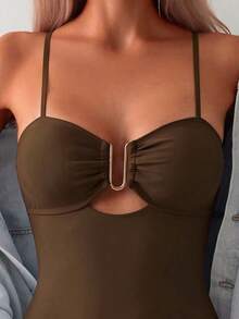 SHEIN Swim 1 件纯色镂空金属装饰连体泳衣，适合夏季海滩度假 - 棕色 - 查看 3
