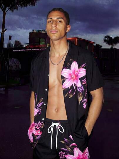 Manfinity KASUA Conjunto de playa para hombres con camisa de manga corta y estampado floral y shorts. Conjunto de traje de baño y ropa de resort para hombres con flores y estilo hawaiano.