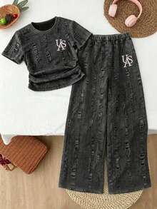 SHEIN 女童黑色扎染T恤和阔腿牛仔裤套装，休闲宽松版型，英文刺绣设计，时尚百搭，适合春秋季穿着，日常穿着、外出、聚会皆宜，2025秋季新品 - 黑色 - 查看 4