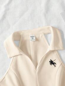 少女休閒運動通勤優雅純色V領 Polo 領馬術刺繡無袖 A 字洋裝，杏色 - 杏色 - 查看 5
