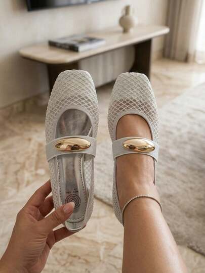 Sandalias planas para mujer estilo Mary Jane con tejido de malla tipo red, diseño de punta cuadrada con detalle de adorno plastico grande decorativa, calzado casual elegante transpirable y cómodo para verano, zapatos de moda chic versátiles para diario, oficina o eventos especiales, suela plana antideslizante, colores. Modelo 100.