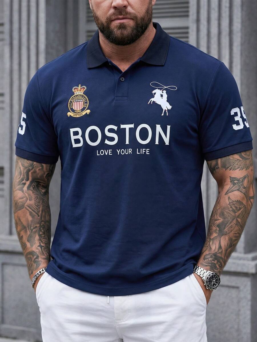 Manfinity Homme 大码男士夏季标语印花短袖休闲 Polo 衫,适合办公室和日常穿着,图形色块高尔夫 Polo 衫 - 藏蓝色 - 查看 1