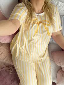 Slumberry CURVE Große Größen Rosa gestreifter Pyjama-Set mit großer Schleife, Kurzarm-Oberteil und lange Hose - Gelb - Übersicht 5