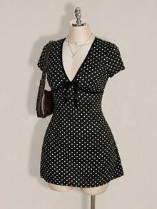 SHEIN ICON 大码复古Y2K深V领波点短袖系带A字连衣裙，适合返校、休闲、度假、夏季穿着，女士连体裤，夏日连衣裙，复古风格，波点连衣裙 - 黑與白 - 查看 5