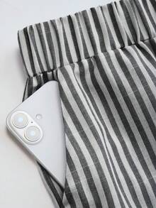 SHEIN LUNE CURVE Atasan Kasual Pendek Katun Ukuran Besar dengan Pinggang Ramping dan Dekorasi Kancing di Saku Belakang - Hitam - View 4