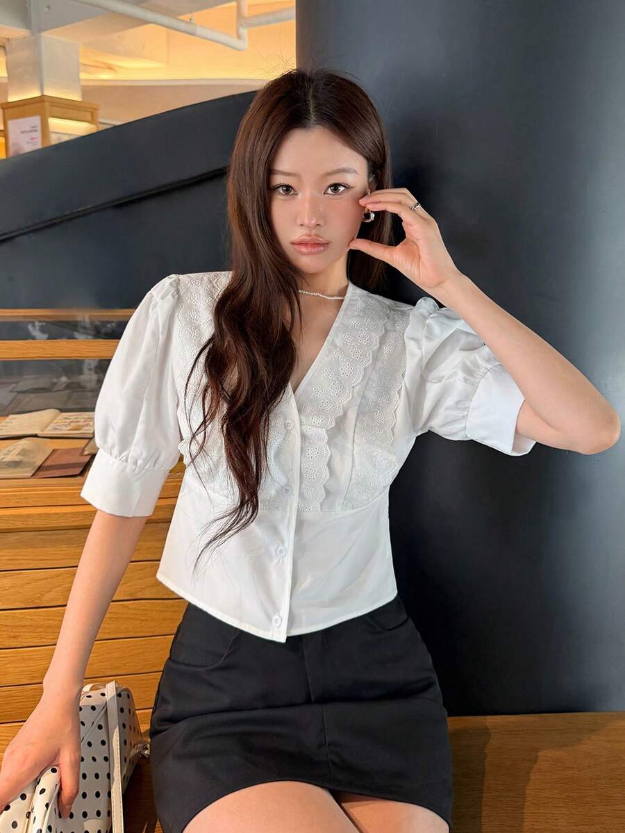 K-Vae 女款純色蕾絲上衣,夏季優雅V領拼接花瓣袖收腰顯瘦上衣襯衫 - 白色 - 查看 1
