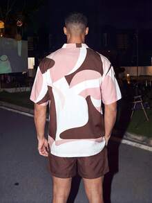 Manfinity KASUA Conjunto playero casual de camisa de manga corta con estampado geométrico de una sola hilera de botones y pantalones cortos para hombres, hawaiano - Café integral - Ver 2