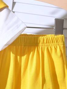 SHEIN Playful Pals 男嬰白色夏季休閒城市度假套裝 披肩設計短袖上衣 & 黃色短褲套組 圓領運動日常服飾 - 黃色 - 查看 6