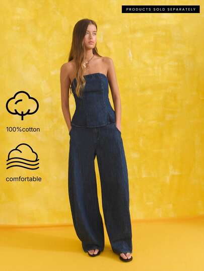 Nöista Bustiê com silhueta peplum em tecido jeans texturizado e decote sem alças; tecido resistente e respirável; ideal para looks de praia e celebrações do Orgulho LGBTQIA+; peça essencial e versátil para o verão.
