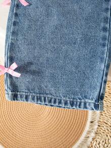 SHEIN Genkimix Kids 女童夏季新款休闲拼接领英文字母蝴蝶结印花T恤搭配松紧腰直筒牛仔裤，侧边饰有蝴蝶结，甜美套装 - 藍色 - 查看 8