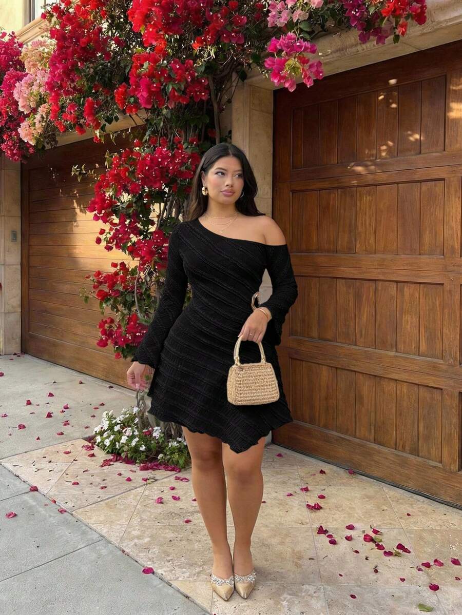 SHEIN MOD 大码女装春夏杏色不对称露肩喇叭袖连衣裙，纹理条纹面料，不对称下摆，短款连衣裙，适合青春约会、外出和度假。 - 黑色 - 查看 1