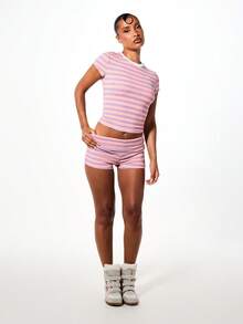 BABYPHAT Shorts con pliegue con rayas de logo, con emblema frontal y detalle de logo con texto - Rosa - Ver 3