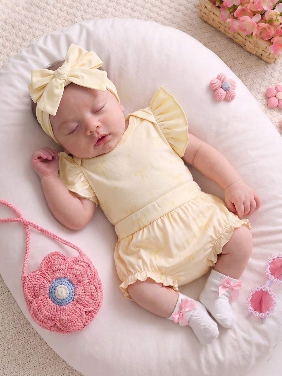 SHEIN 三件套，新生女宝宝夏季粉色蝴蝶结印花连体衣和内裤，配发带。面料宽松舒适，方便穿脱。