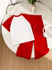 SHEIN Playful Pals 2件組少女紅色櫻桃圖案T恤與寬腿褲套裝。針織T恤飾有「CHERRY」字母與可愛櫻桃印花，袖口帶蝴蝶結裝飾。搭配同款側條紋寬腿運動長褲，打造運動甜美美式校園風。面料柔軟舒適，適合日常穿著、上學、度假、派對與節日，是春夏百搭時尚套裝。 - 紅色 - 查看 3