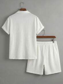 EGENSIO Herrset med enfärgad kortärmad skjorta med knappar framtill och shorts med dragsko i midjan, casual stil - Vitt - Visa 2