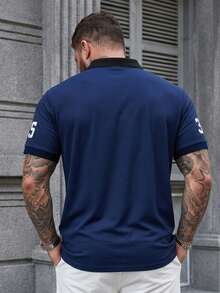 Manfinity Homme 大码男士夏季标语印花短袖休闲 Polo 衫，适合办公室和日常穿着，图形色块高尔夫 Polo 衫 - 藏蓝色 - 查看 2