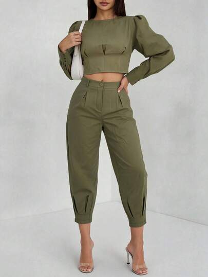 Conjunto de dos piezas para mujer, blusa manga larga, pantalón plisado, elegante, formal, casual, oficina, trabajo, color sólido, corte ajustado, tela ligera, transpirable, diseño moderno, estilo minimalista, ropa de vestir, conjunto coordinado, para mujer, elegancia diaria, blusa corta, pantalón de pierna recta, color beige, negro, verde, terracota, versátil, cómodo, ropa de mujer, traje de dos piezas, outfit para oficina, conjunto de ropa para mujer