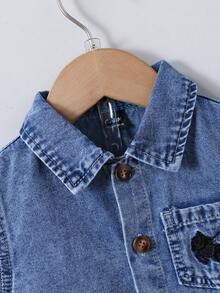 SHEIN Playful Pals 男嬰牛仔兩件套，夏季度假新系列，復古藍色，休閒舒適風格，經典翻領 + 全開襟設計方便穿脫；短袖剪裁 + 寬鬆直筒版型，左胸弧形口袋兼具實用與層次感；左胸領口騎士刺繡，可愛俏皮；寬鬆直筒短褲，不束縛，舒適棉質牛仔，適用於日常、度假、音樂節、學校、聚會、派對、通勤等。男嬰休閒牛仔兩件套 - 中等水洗藍 - 查看 7