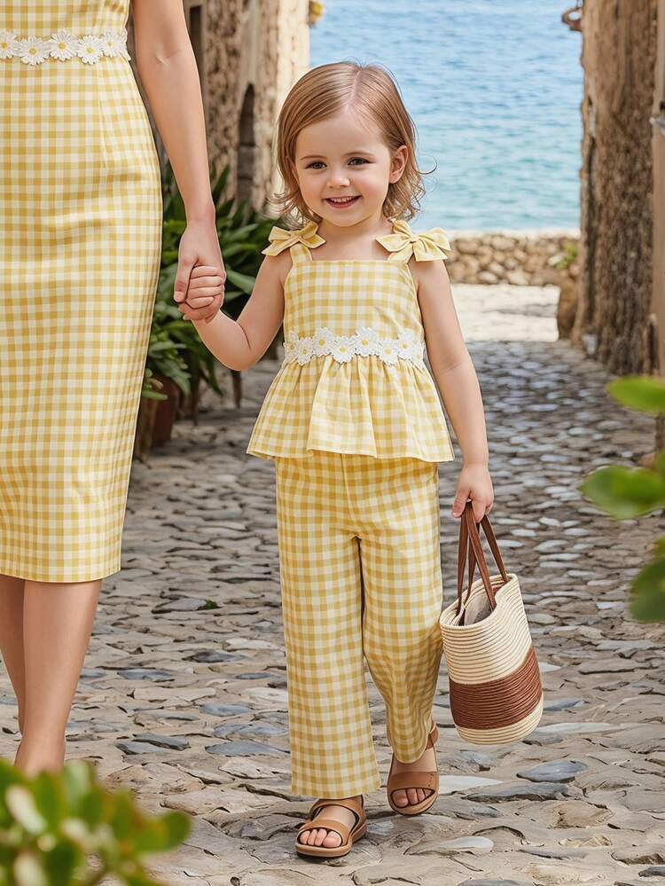 SHEIN Bộ đồ 2 món cho bé gái sơ sinh/trẻ nhỏ 0-3 tuổi, kiểu dáng thường ngày dễ thương, họa tiết kẻ caro, nơ và hoa cúc, gồm áo hai dây và quần short, thích hợp cho mùa xuân/hè. - Nhiều màu - Xem 1