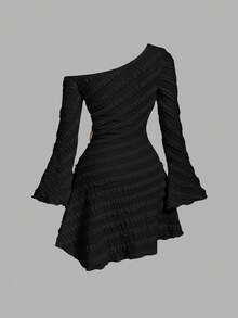 SHEIN MOD 大码女装春夏杏色不对称露肩喇叭袖连衣裙，纹理条纹面料，不对称下摆，短款连衣裙，适合青春约会、外出和度假。 - 黑色 - 查看 2