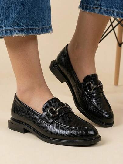 Mocasines de piel, mocasines mujer, loafers de piel, mocasines elegantes, mocasines con  detalle metalico, zapatos de piel mujer, mocasines casuales, calzado femenino elegante, mocasines clásicos, zapatos tipo loafer.