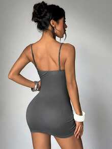 EgrlEra Vestido de verano minimalista con tirantes finos, diseño ajustado y decoración de remaches - Gris - Ver 2