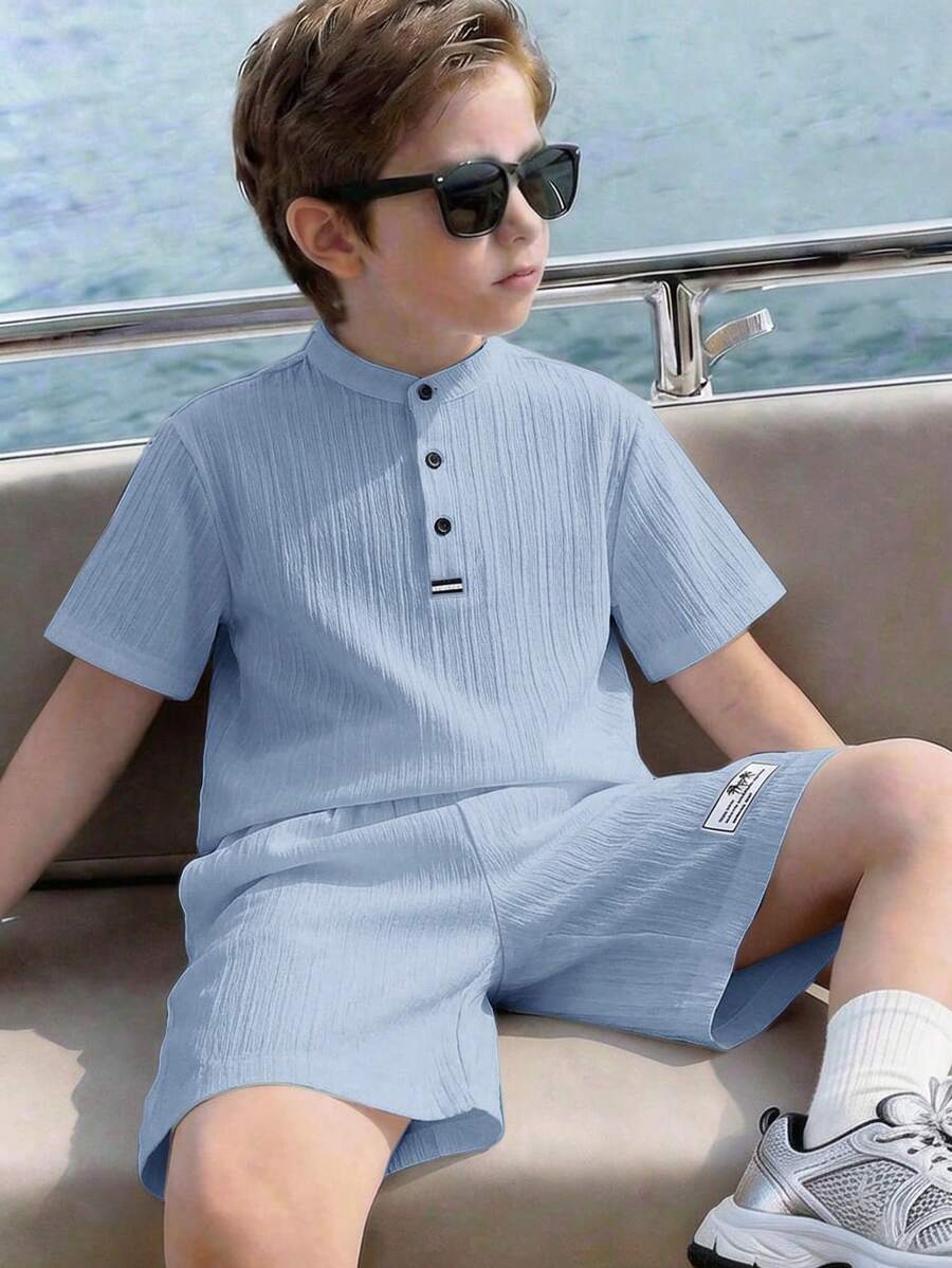 SHEIN 男童休闲韩版立领半拉链短袖上衣(带贴布)搭配条纹短裤两件套,适合户外玩耍、街拍、派对、城市漫步等场合。 - 淺藍色 - 查看 1
