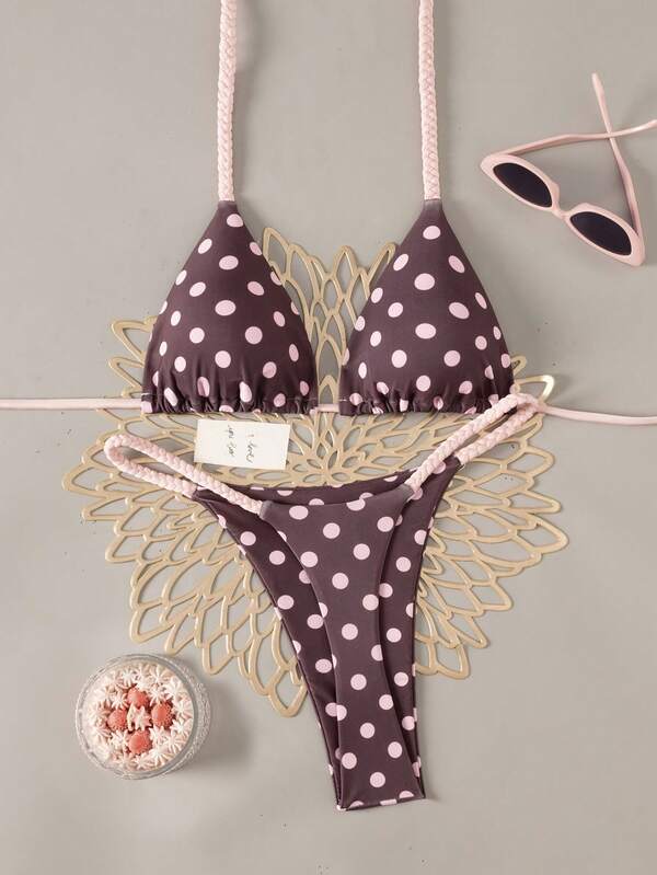 Swim Vcay Bộ bikini họa tiết chấm bi cà phê, kiểu dáng cổ yếm, cúp ngực tam giác, rất được ưa chuộng. Thiết kế cổ yếm + cúp ngực tam giác: Áo ngực có cúp ngực tam giác không gọng, với dây buộc cổ có thể điều chỉnh để tôn lên đường viền vai và cổ, và tùy chỉnh độ vừa vặn theo hình dáng vòng ngực; Quần ngực là kiểu tam giác cắt cao giúp kéo dài đường chân tạo hiệu ứng thon gọn. Thích hợp cho kỳ nghỉ, bãi biển, tiệc bể bơi.