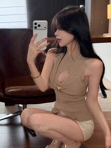 DAZY Áo tank top dệt kim ôm sát nữ cổ giả cao, không tay, thắt nút xoắn, đục lỗ, có khóa kim loại, cho mùa xuân và mùa hè - Màu Khaki - Xem 5