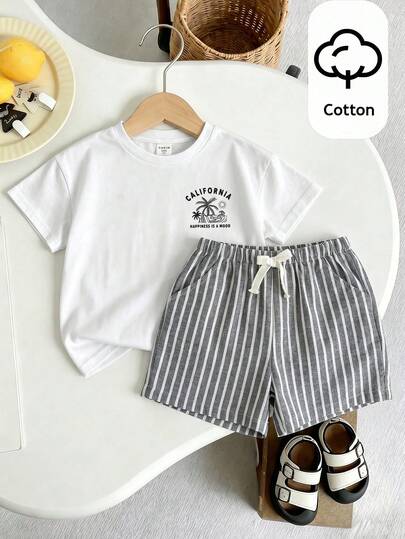SHEIN Bộ 2 món đồ mặc nhà phong cách sinh viên, đi nghỉ mát cho bé trai - Áo thun cổ tròn tay ngắn in hình cây cọ và quần short kẻ sọc lưng thun có túi, thích hợp cho tiệc sinh nhật, tiệc tùng, biểu diễn, đám cưới, lễ rửa tội, tựu trường, mặc hàng ngày, đi học, du lịch, thể thao, mùa xuân và mùa hè.