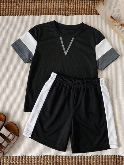 SHEIN 2件套男童休闲街头拼接舒适圆领短袖T恤和纯色针织短裤套装，适合居家、外出、海滩、春夏穿着。