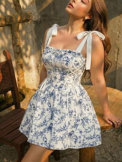 SHEIN MOD Đầm nữ cỡ lớn mùa hè màu xanh trắng họa tiết hoa, thắt vai, eo. Dáng xòe, dây buộc điều chỉnh được, cổ áo xếp nếp, thân áo kiểu corset, thiết kế không tay, chất liệu mềm mại, phong cách lãng mạn, eo xếp ly, rủ nhẹ, vẻ đẹp cổ điển, họa tiết lấy cảm hứng từ vintage, đường nét duyên dáng, vẻ ngoài tươi mới. Trang phục Valentine cho nữ, đầm dự tiệc thanh lịch, trang phục ngày lễ cho nữ, trang phục nghỉ mát cho nữ, đầm phong cách Boho cho nữ, mùa xuân/hè, đầm Valentine, đầm dự tiệc thanh lịch.