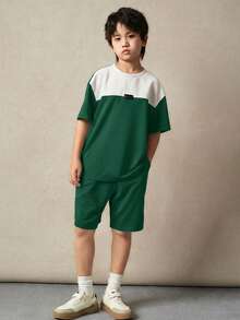SHEIN 2件套男童休闲撞色圆领短袖T恤短裤套装，适合通勤、上学、日常休闲穿着、运动、春夏穿着。 - 墨綠色 - 查看 5
