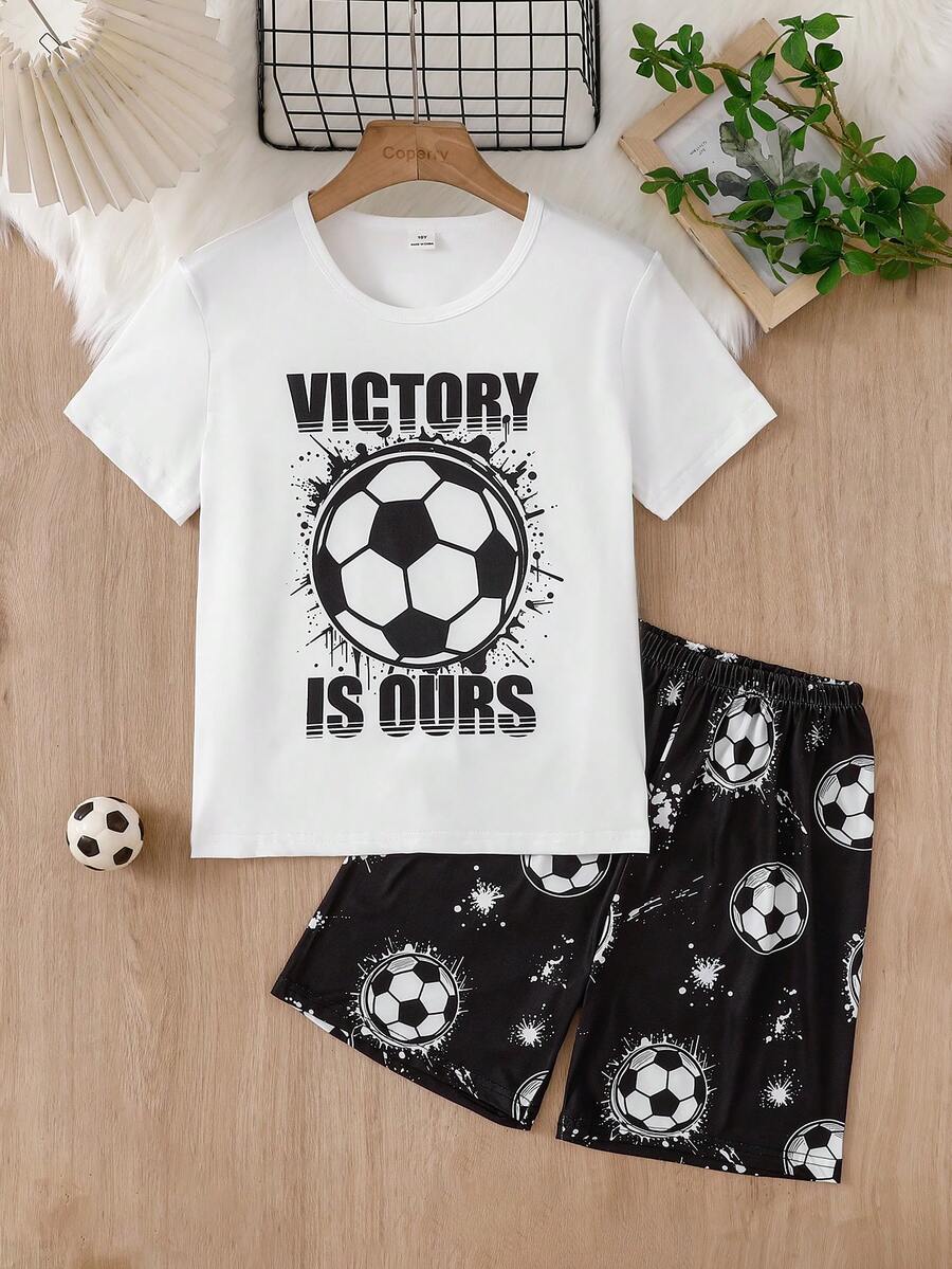 SHEIN 1 bộ đồ mặc nhà phong cách cho bé trai tuổi teen, gồm áo cổ tròn tay ngắn và quần short đồng bộ. Bộ đồ mùa hè này có họa tiết bóng đá văng màu xám heather, trắng và đen cùng đồ họa chữ. Được làm từ chất liệu mịn và vải mềm, phù hợp mặc thường ngày thoải mái và làm đồ ngủ dễ chịu. - Đen và trắng - Xem 1