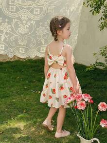 SHEIN Vintaside Kids 这款杏色热带花卉图案吊带连衣裙，后腰处饰有蝴蝶结，裙摆呈喇叭形，是夏季时尚休闲海滩度假的理想之选。 - 杏色 - 查看 6