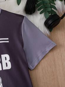 SHEIN 2件組青少年男孩時尚休閒夏季居家服，包含圓領短袖上衣，麻灰色搭配趣味遊戲機與字母印花圖案，附配套短褲，採用柔軟針織親膚面料，舒適輕盈滑順的兒童睡衣，適合日常放鬆或夜間睡眠 - 黑色 - 查看 8
