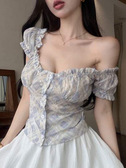 DAZY 女款夏季復古U領荷葉邊飾刺繡修身花瓣袖白色短袖襯衫