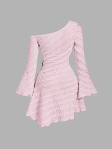 SHEIN MOD 大尺碼女款春夏杏色不對稱露肩喇叭袖洋裝，紋理條紋面料，不對稱下擺，短洋裝，適合年輕約會、外出與度假 - 粉色 - 查看 2