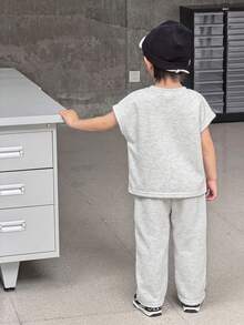 SHEIN Little Byeori 2 pièces Ensemble décontracté pour enfants garçon, t-shirt col rond à manches courtes imprimé lettres confortable et pantalon, ensemble noir, ensemble t-shirt, Top basique, bas basique, ensemble Y2K, convient pour le printemps/été, sorties, la Saint-Valentin, les rendez-vous, les voyages, les vacances, les rassemblements familiaux, la rentrée scolaire, les mariages, les galas, les sports, les anniversaires, les baptêmes, le Nouvel An - Gris pâle - Voir 2