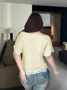 Vibekara 大尺碼女款 T-shirt 上衣，蕾絲拼接休閒舒適綁腰落肩上衣，適合春夏穿著 - 鵝黃色 - 查看 2
