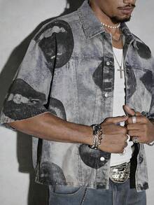 ROMWE MEN Street Life Áo sơ mi denim nam tay ngắn, in họa tiết toàn thân, cài cúc phía trước, kiểu dáng thường ngày. - màu nâu - Xem 1