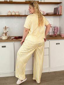 Slumberry CURVE Große Größen Rosa gestreifter Pyjama-Set mit großer Schleife, Kurzarm-Oberteil und lange Hose - Gelb - Übersicht 2