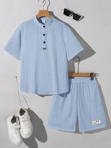 SHEIN 男童休闲韩版立领半拉链短袖上衣（带贴布）搭配条纹短裤两件套，适合户外玩耍、街拍、派对、城市漫步等场合。 - 淺藍色 - 查看 3