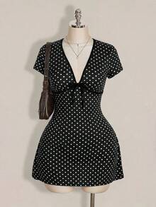 SHEIN ICON 大码复古Y2K深V领波点短袖系带A字连衣裙，适合返校、休闲、度假、夏季穿着，女士连体裤，夏日连衣裙，复古风格，波点连衣裙 - 黑與白 - 查看 7